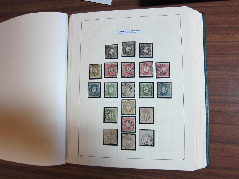 0013 (13).JPG -     Lote:    13      Marcofilia      Lotes Especiais       Descrição:      Portugal.   Colecção especializada em dois álbuns com estudo especializado das marcas de suplo círculo e circulares de Lisboa, com selos de diversas emissões e cartas. Lote a ver.        Lote       Valor Base:     &euro; 1.500,00     Valor Venda:     Retirado     